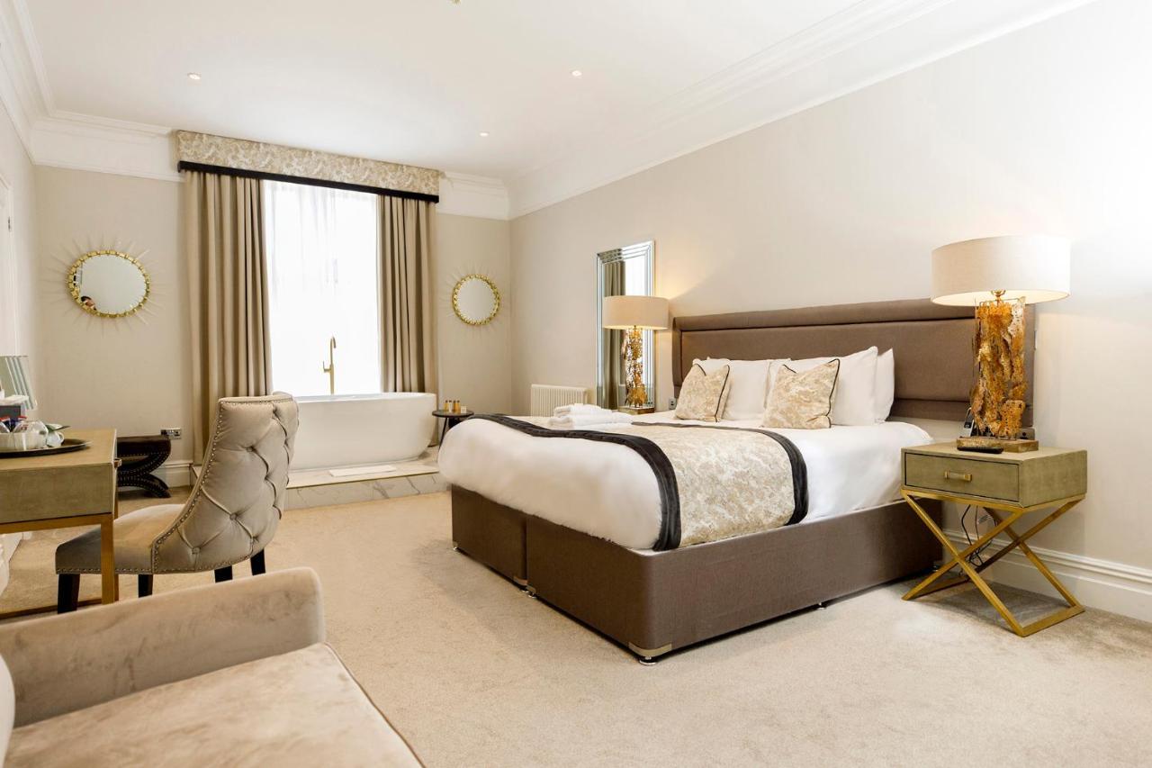 Lanelay Hall Hotel & Spa Hensol Luaran gambar A bedroom at the hotel
