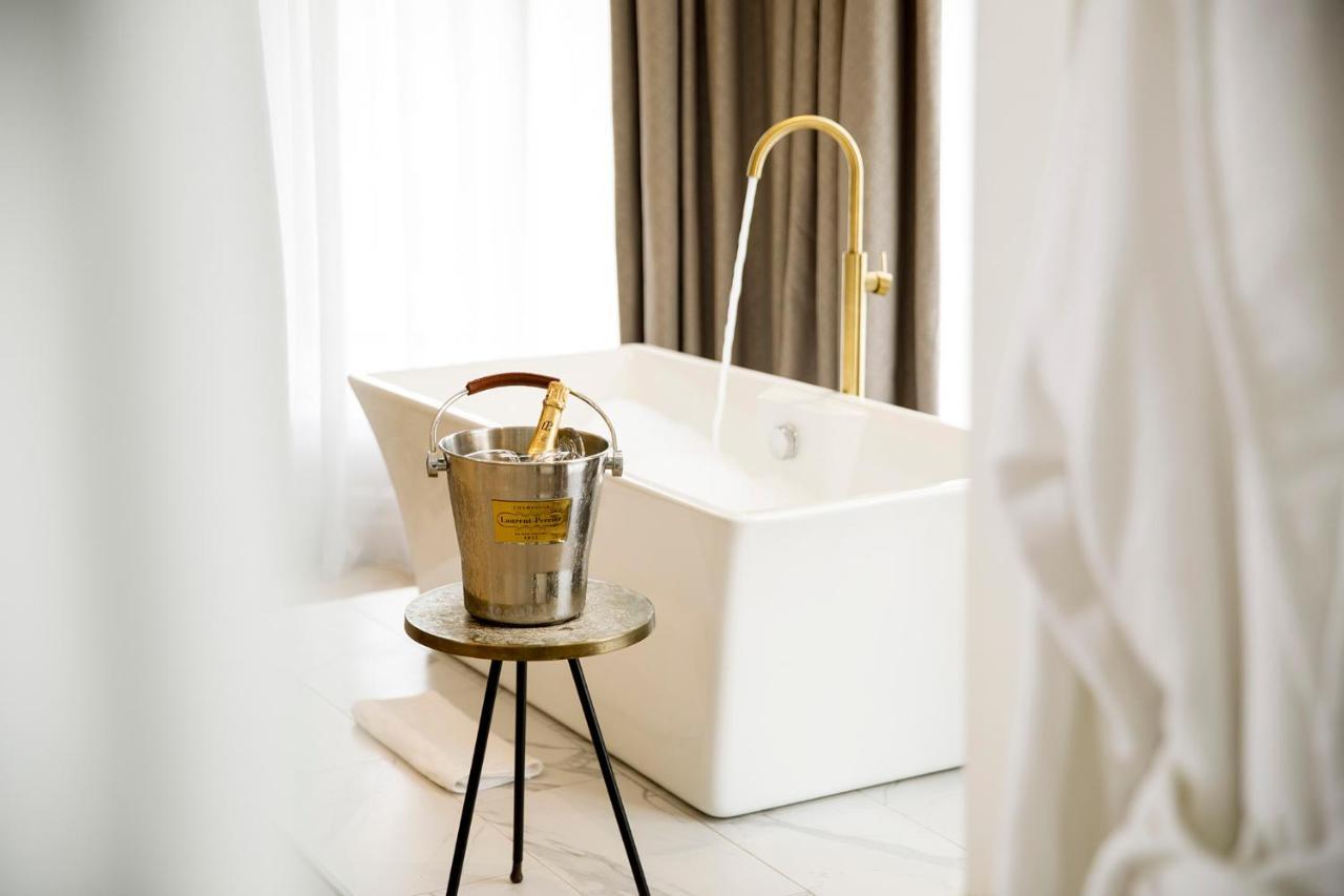 Lanelay Hall Hotel & Spa Hensol Luaran gambar A freestanding bathtub