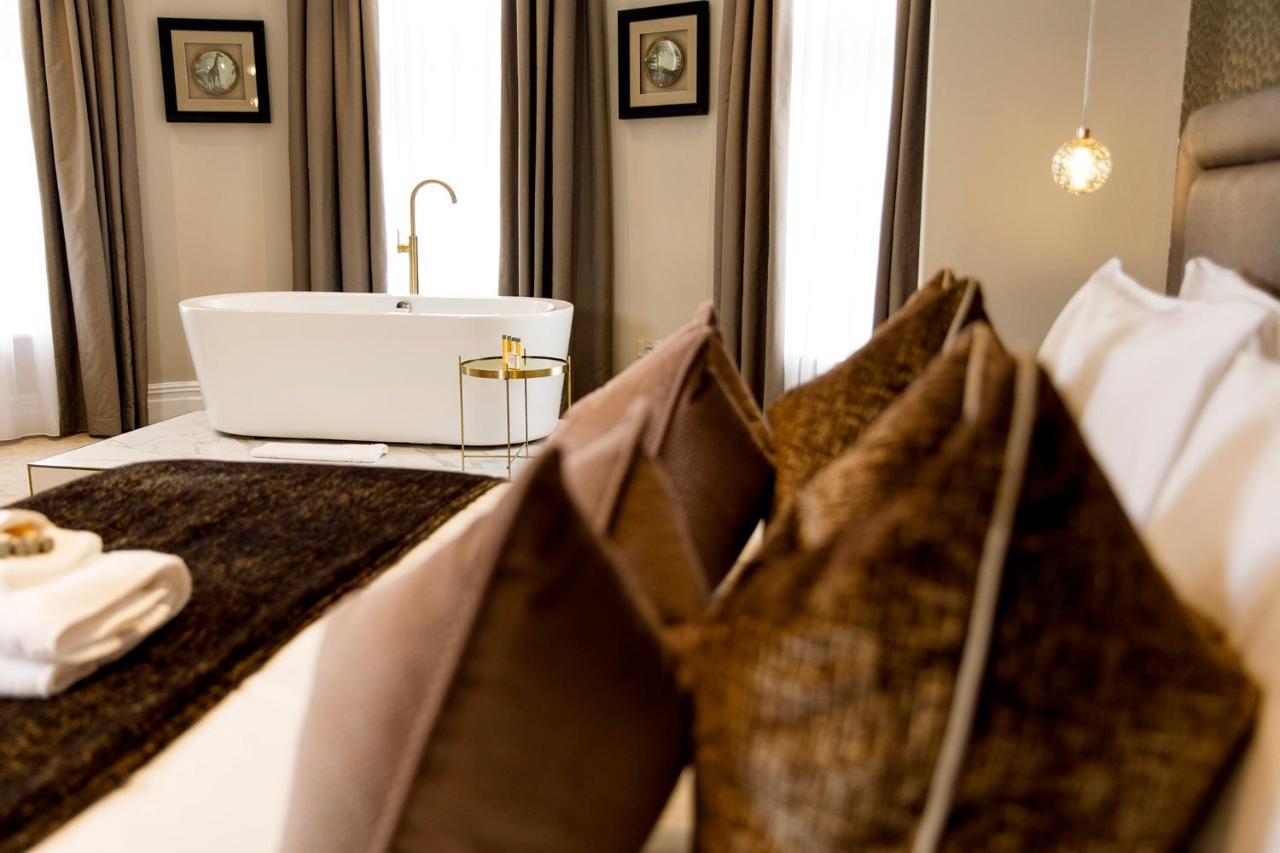 Lanelay Hall Hotel & Spa Hensol Luaran gambar A suite at the hotel