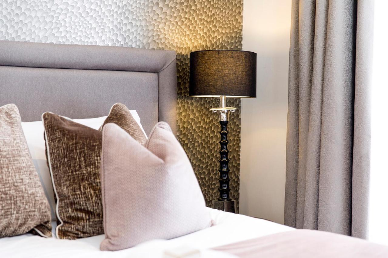 Lanelay Hall Hotel & Spa Hensol Luaran gambar A bedroom at The Ivy Collection