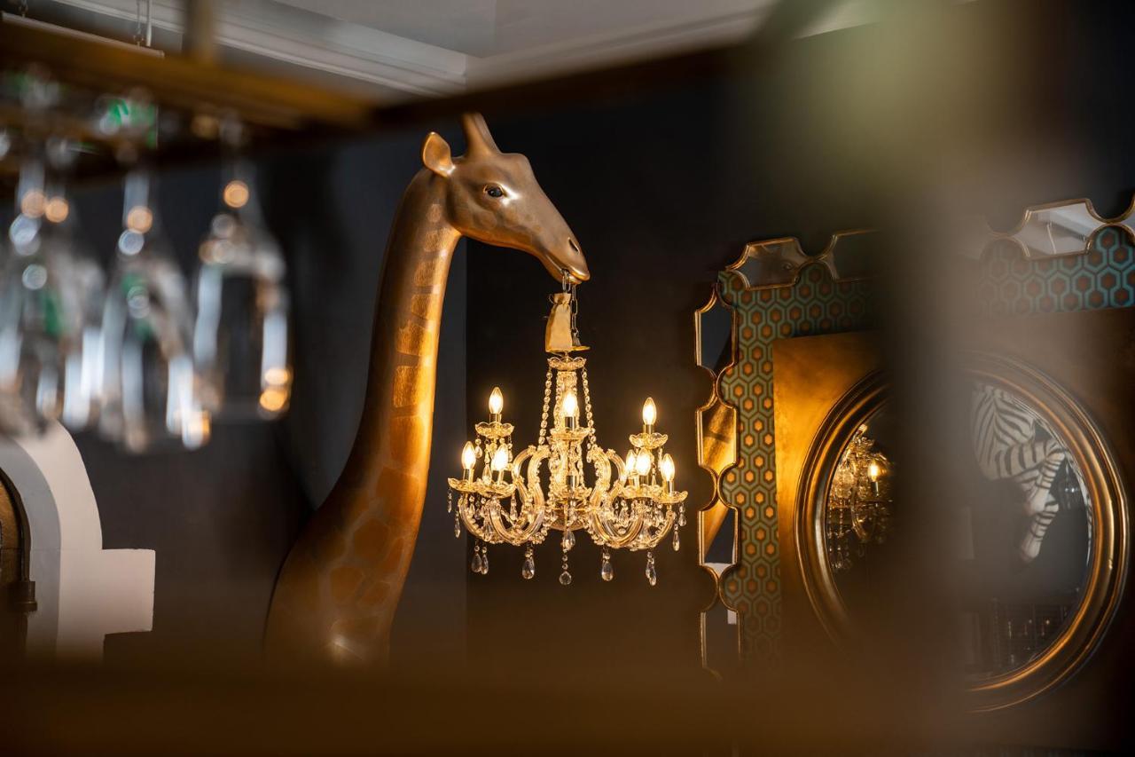 Lanelay Hall Hotel & Spa Hensol Luaran gambar The Giraffe Bar