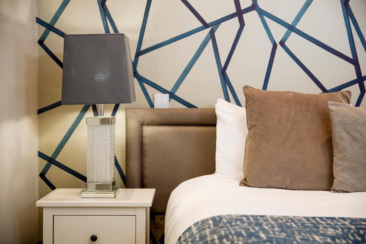 Lanelay Hall Hotel & Spa Hensol Luaran gambar A bedroom at the Hilton San Francisco