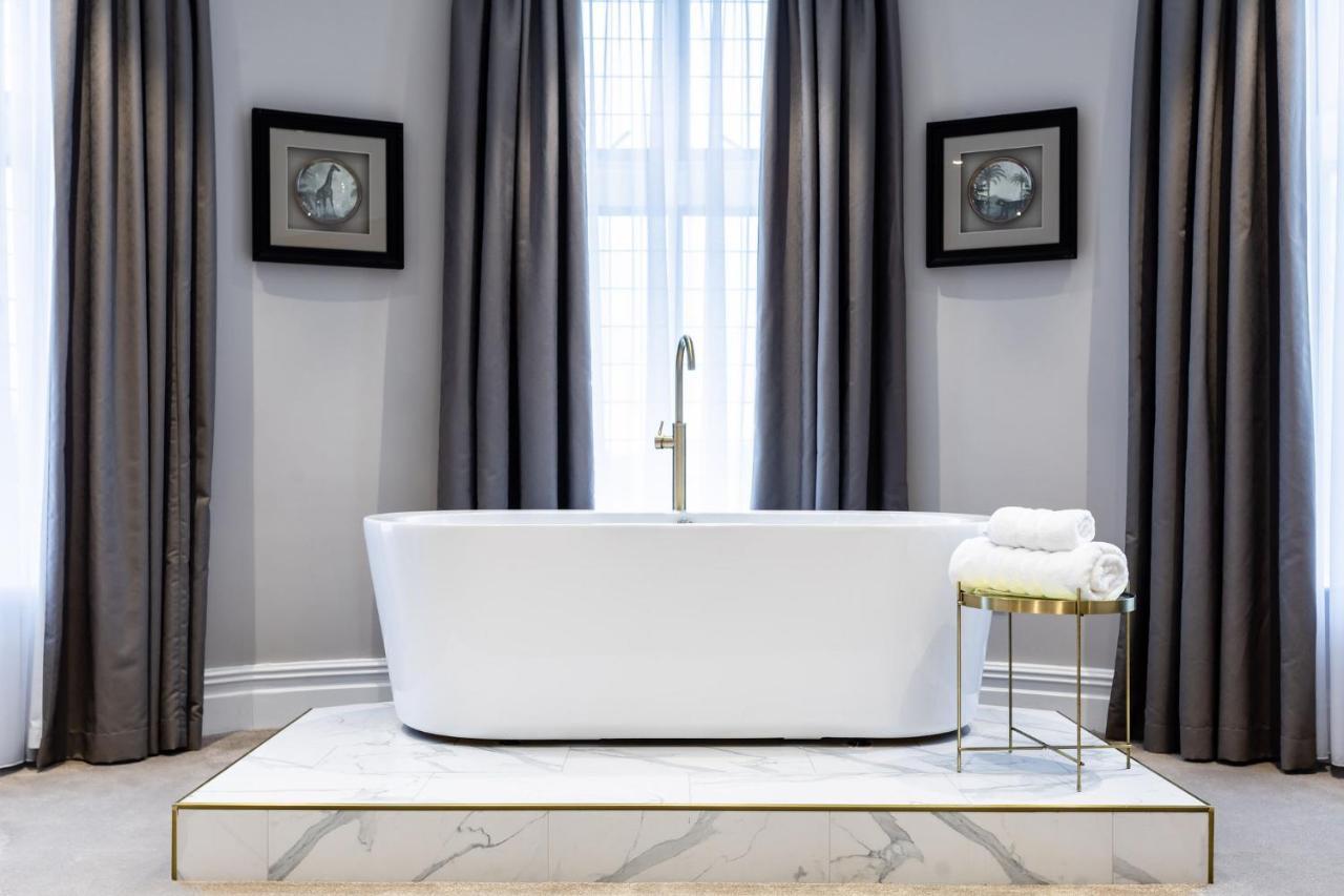 Lanelay Hall Hotel & Spa Hensol Luaran gambar A freestanding bathtub